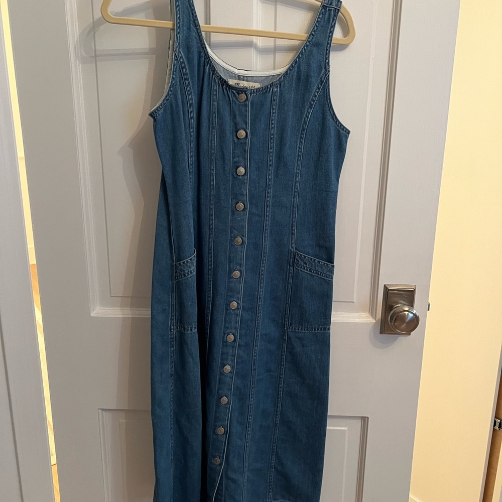Madewell denim walking around dress. Worn twice. Excellent condition